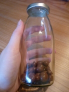 Schokolinsen in einer Glasflasche - kann man sicher mit gebröckelter Schokolade auffüllen!